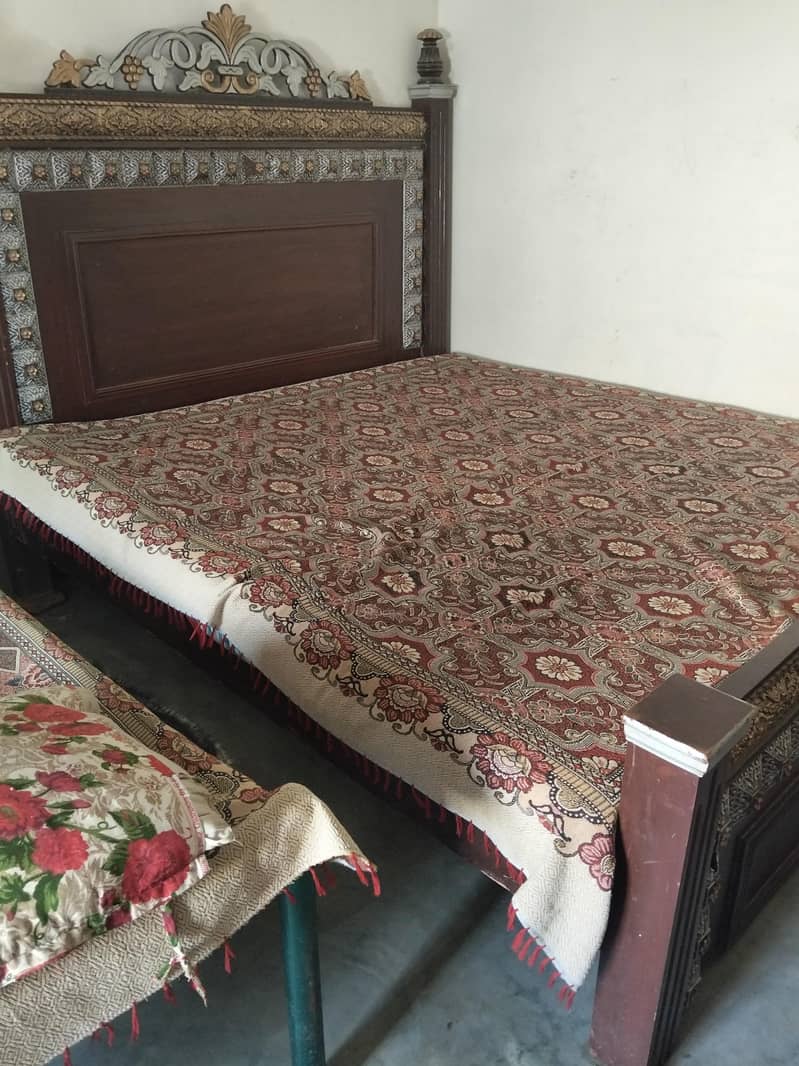 bed and dressing table 0