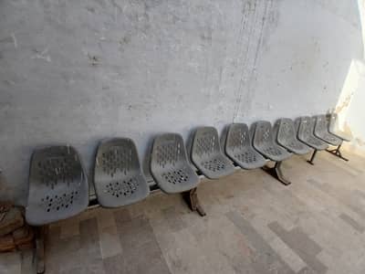 10 waiting chairs, 2 stools