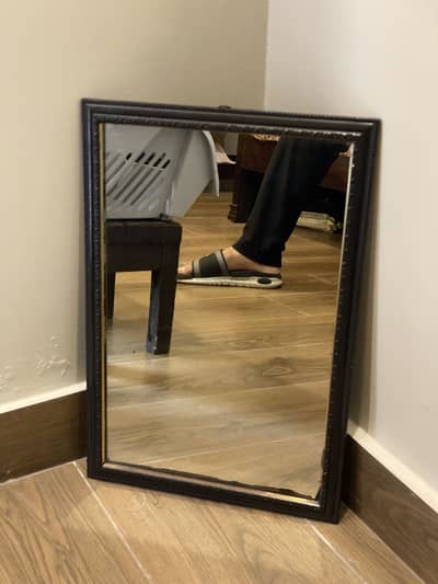 Small mirror 1.5 ft x 1 ft 9/10 condition