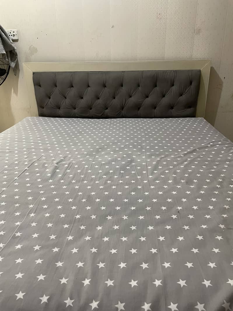 Queen size bed 0
