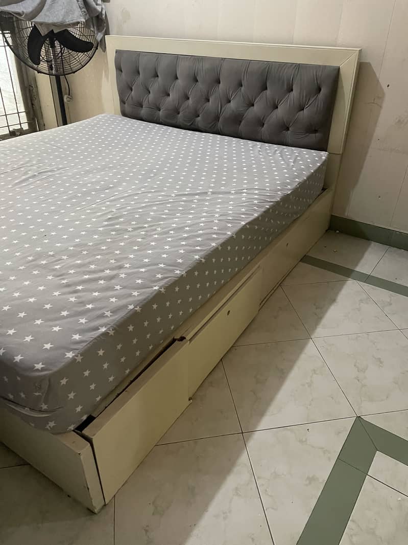 Queen size bed 1