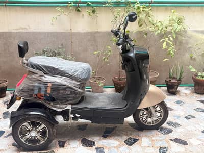 Evee Nisa 3 Wheel Electric Scooter 2026 | Almost Brand New | Warranty