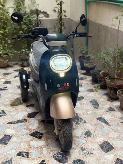 Evee Nisa 3 Wheel Electric Scooter 2026 | Almost Brand New | Warranty