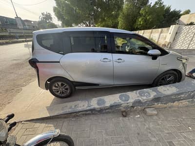 Toyota Sienta 2016