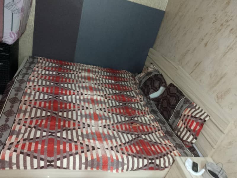 2 bed single single with side table 2