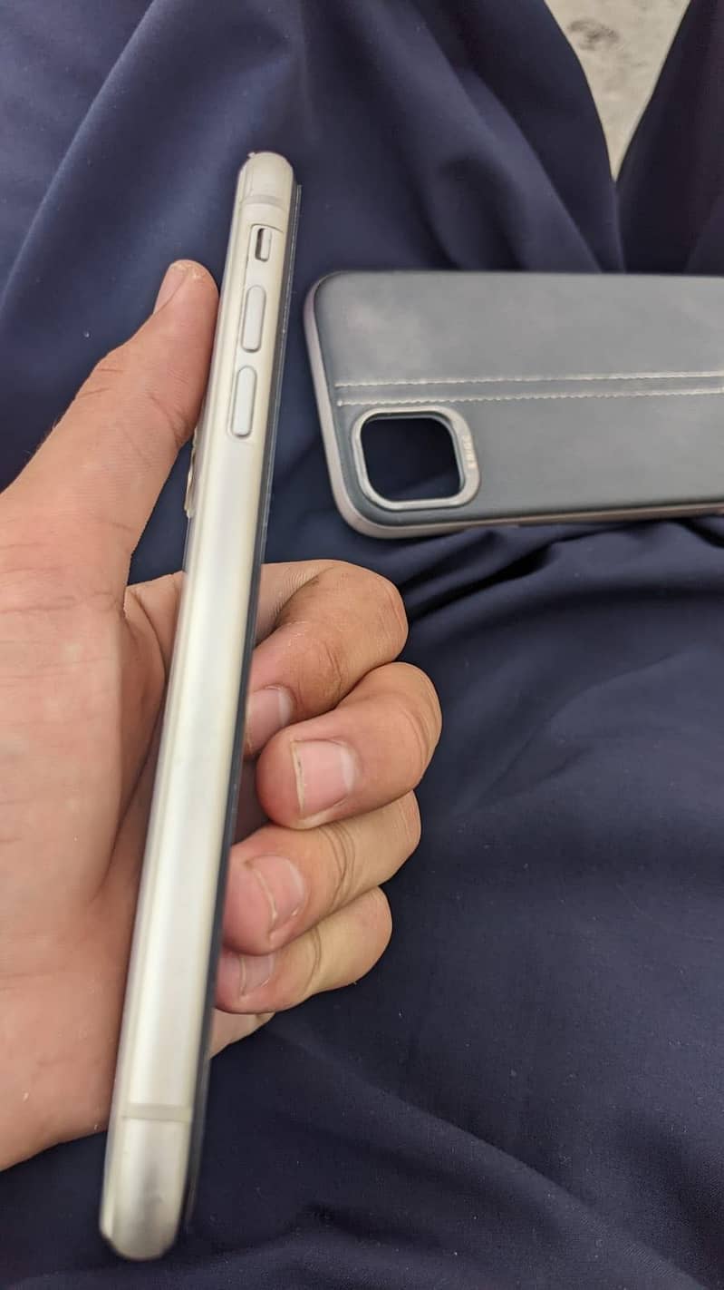 Apple iPhone 11 3