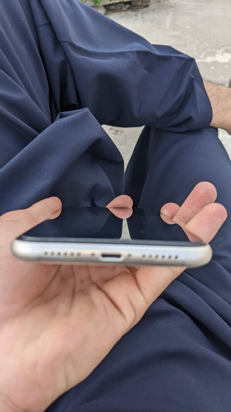 Apple iPhone 11 4