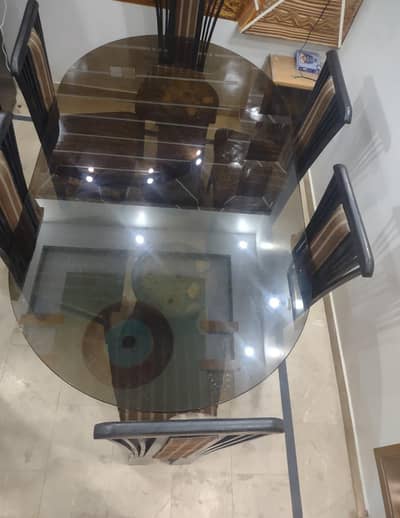 dinning table for sale in good condition