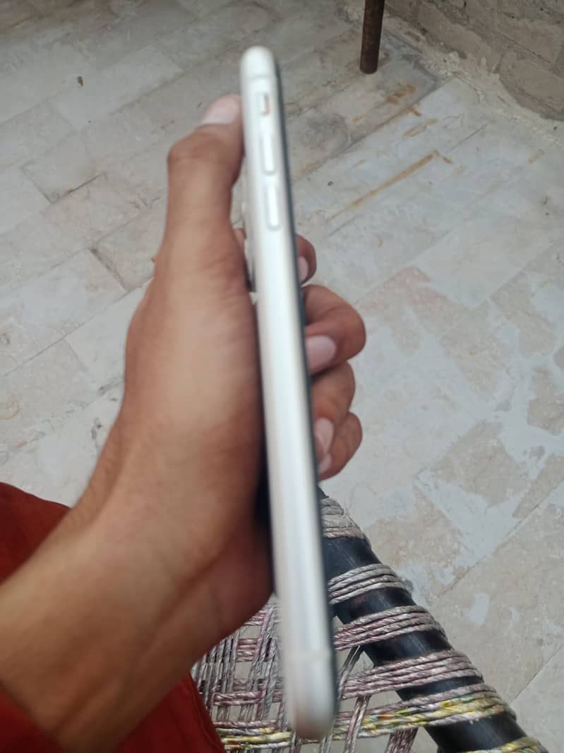 Apple iPhone 11 4