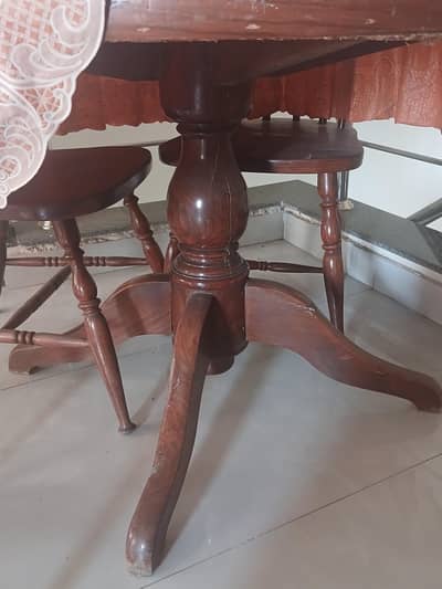 DINNING TABLE WITH FOUR CHAIRS FOR SALE.
