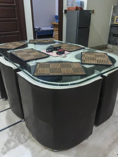 Dinning Table for Short Spaces