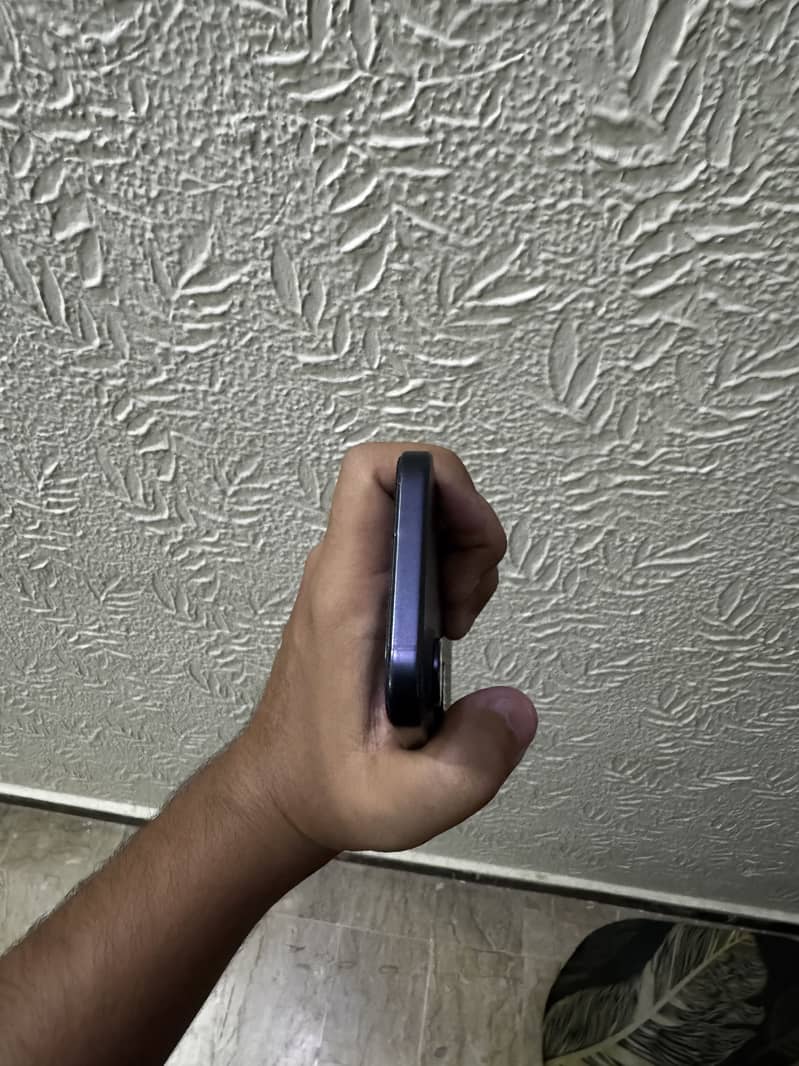 iPhone 16 4