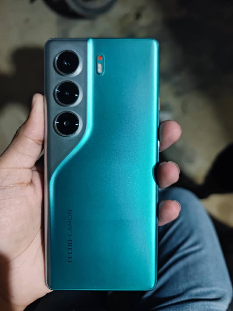 Tecno CAMON 40 Pro 1
