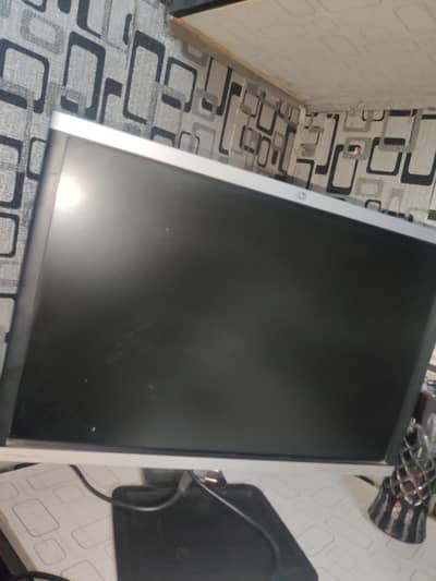 HP MONITER FOR SALE ALMOST NEW GOOD FOR GAMING BIG SIZE 24 INCH