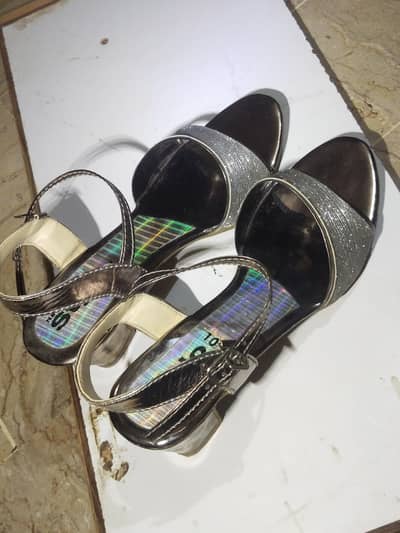 small heels type sandle
