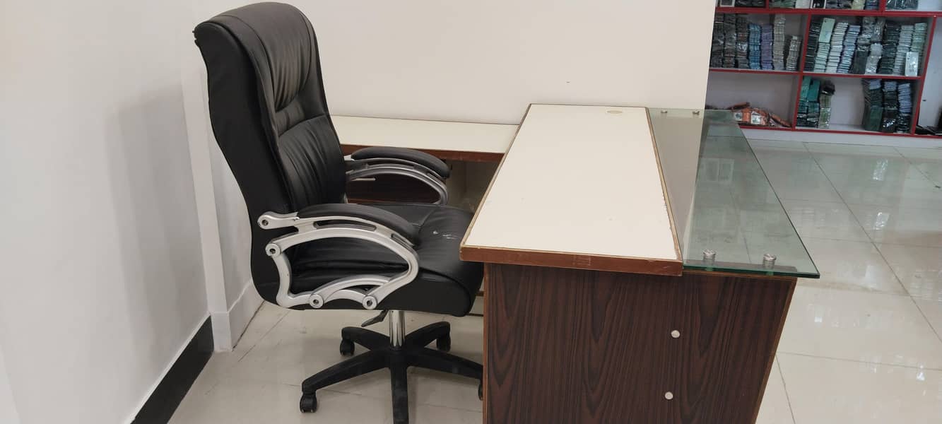 Executive Chair & Table 0