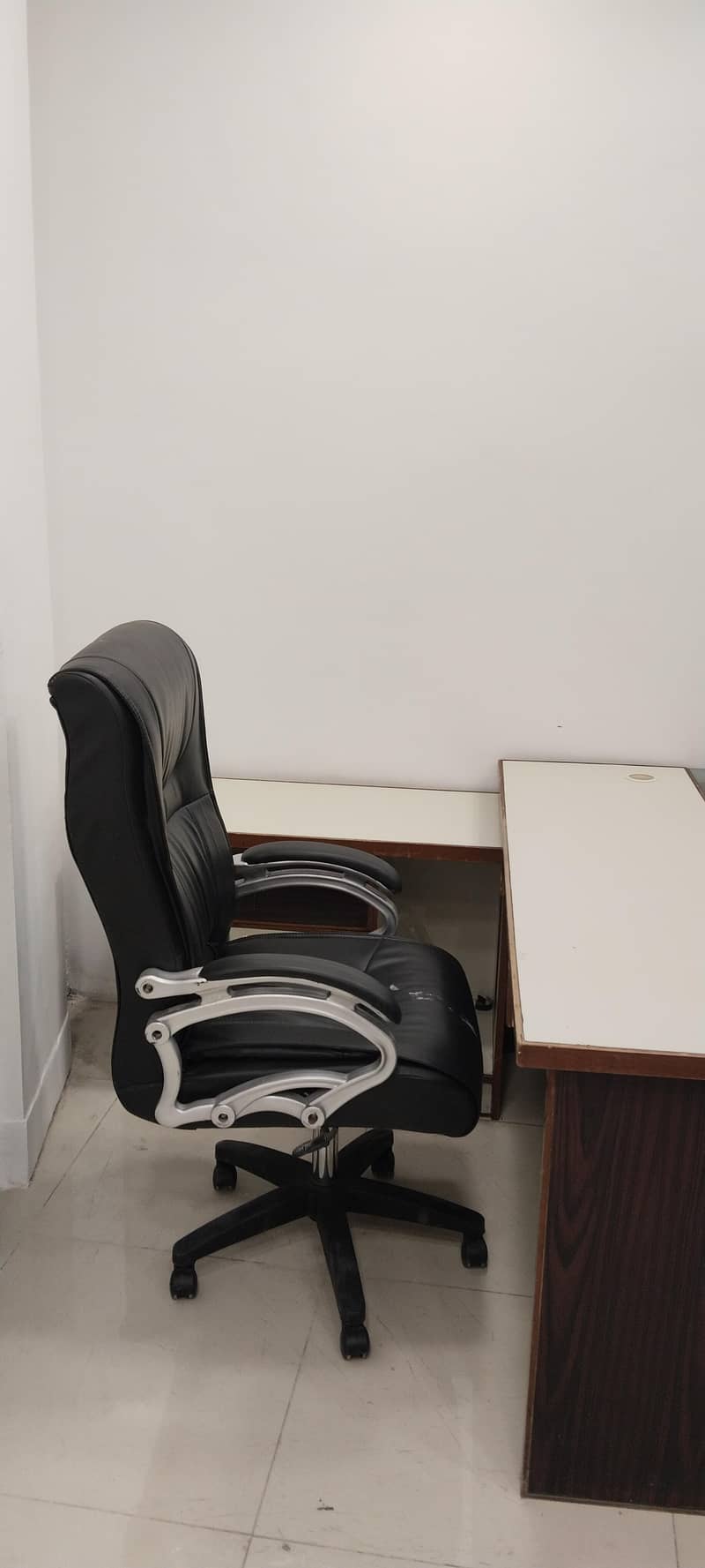 Executive Chair & Table 1