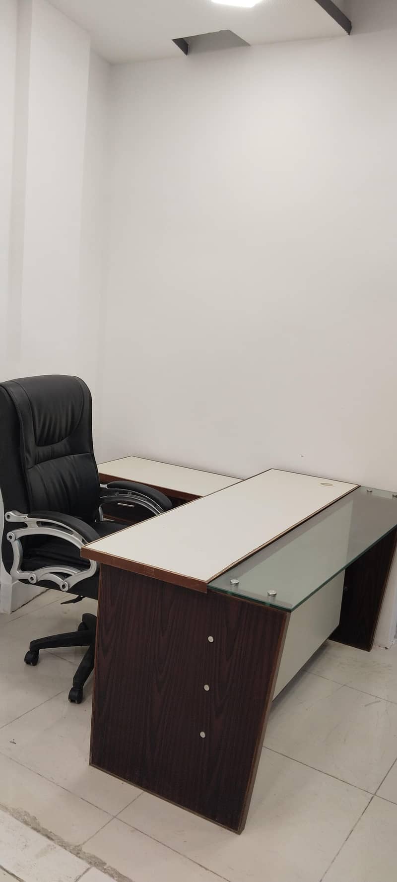 Executive Chair & Table 3