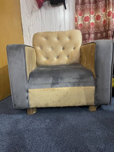 Single Seater Sofa – Excellent Condition (3pcs)