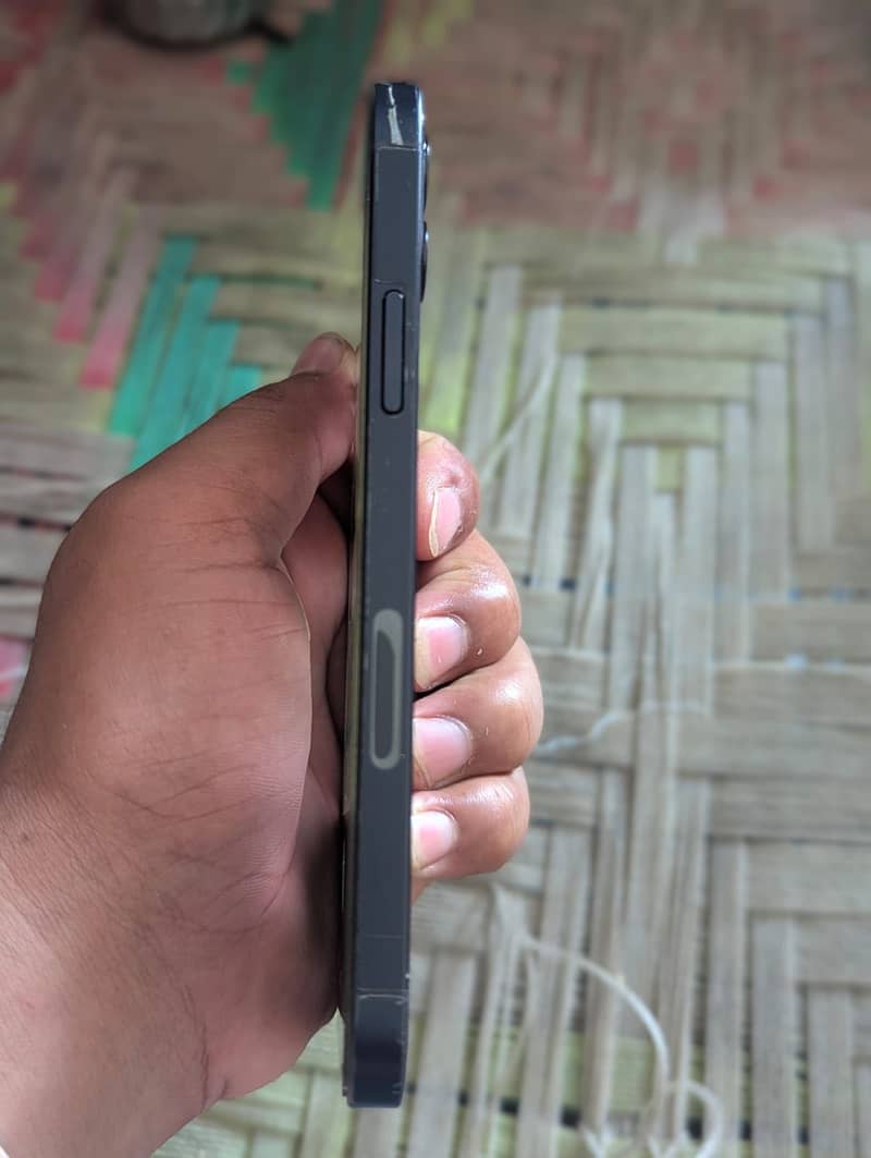 Apple iPhone 12 4