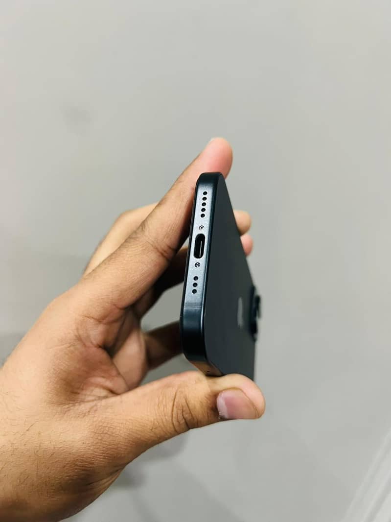 Apple iPhone 15 4