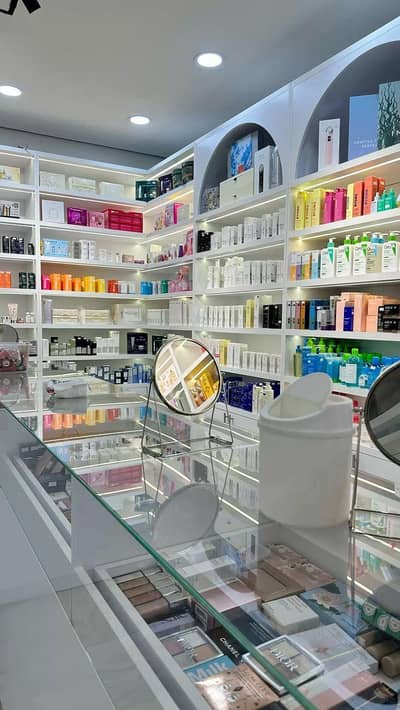 ​ Cosmetic Shop Ke Liye Female Staff Ki Zaroorat Hai 