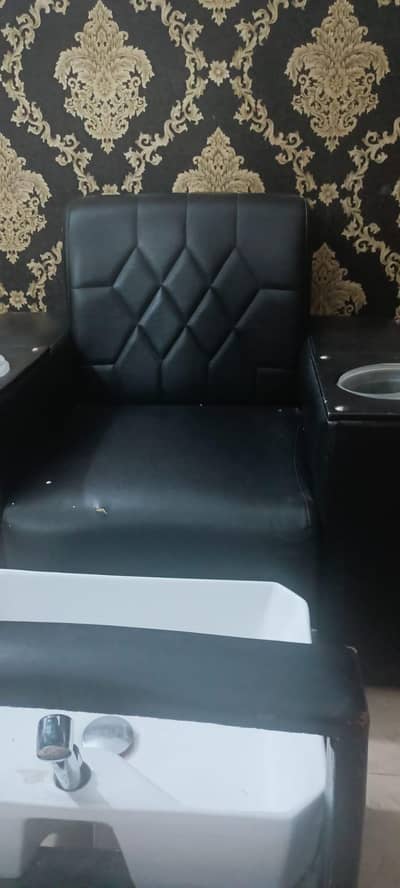 mani pedi chair in 12000  in gud condition