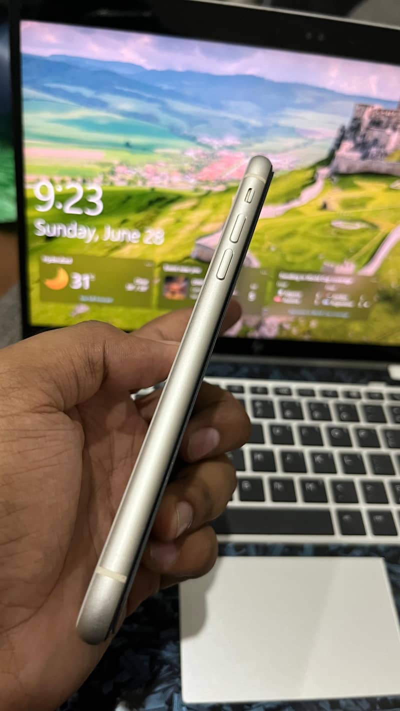 Apple iPhone 11 4