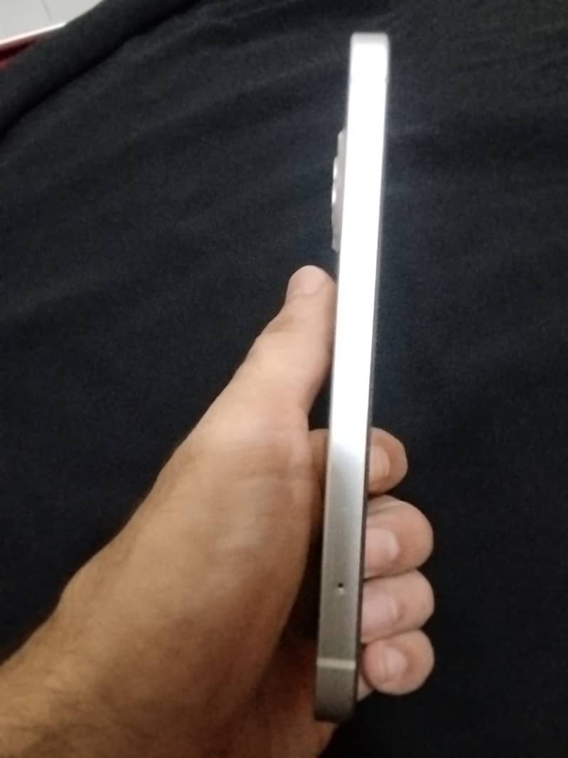 Apple iPhone 13 8