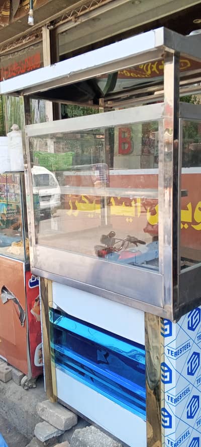 Aik 3 foot ka. Counter hai fries ka bulkil fresh