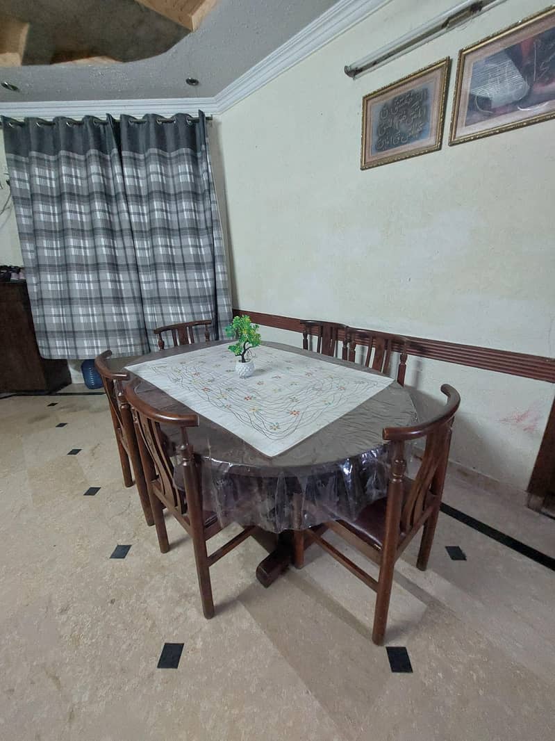Dining table. 0