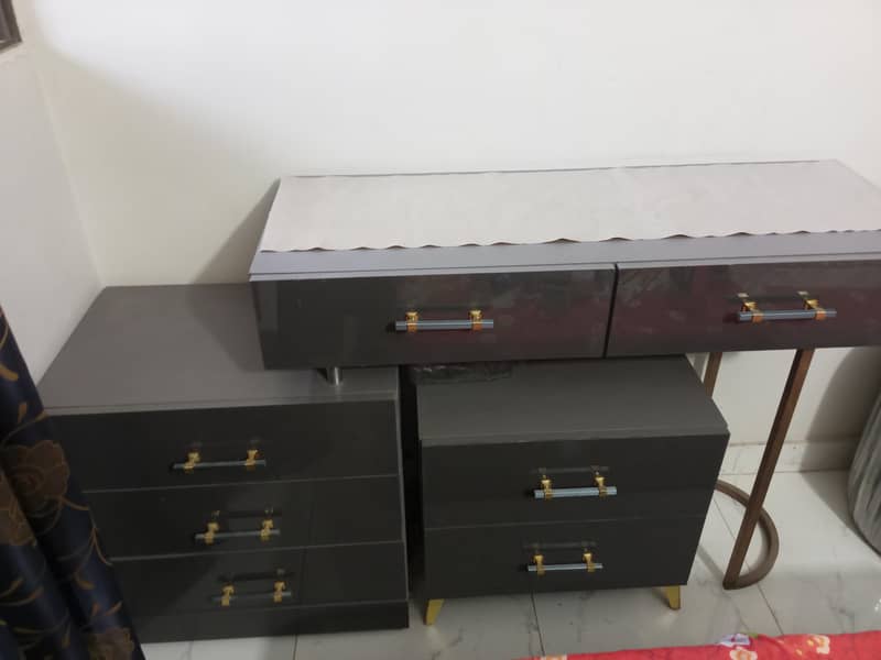 Dressing table with stool 0