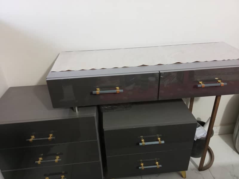 Dressing table with stool 4