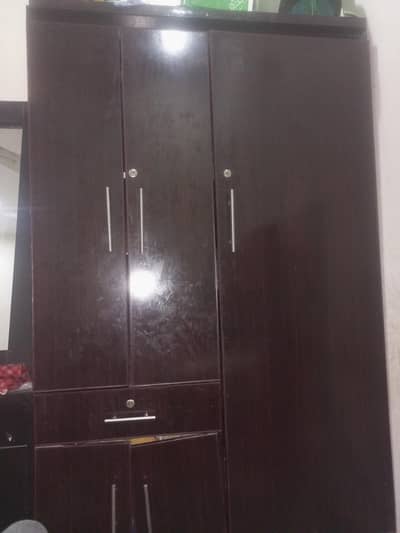 almari & dressing table