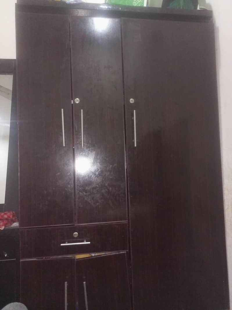 almari & dressing table 0