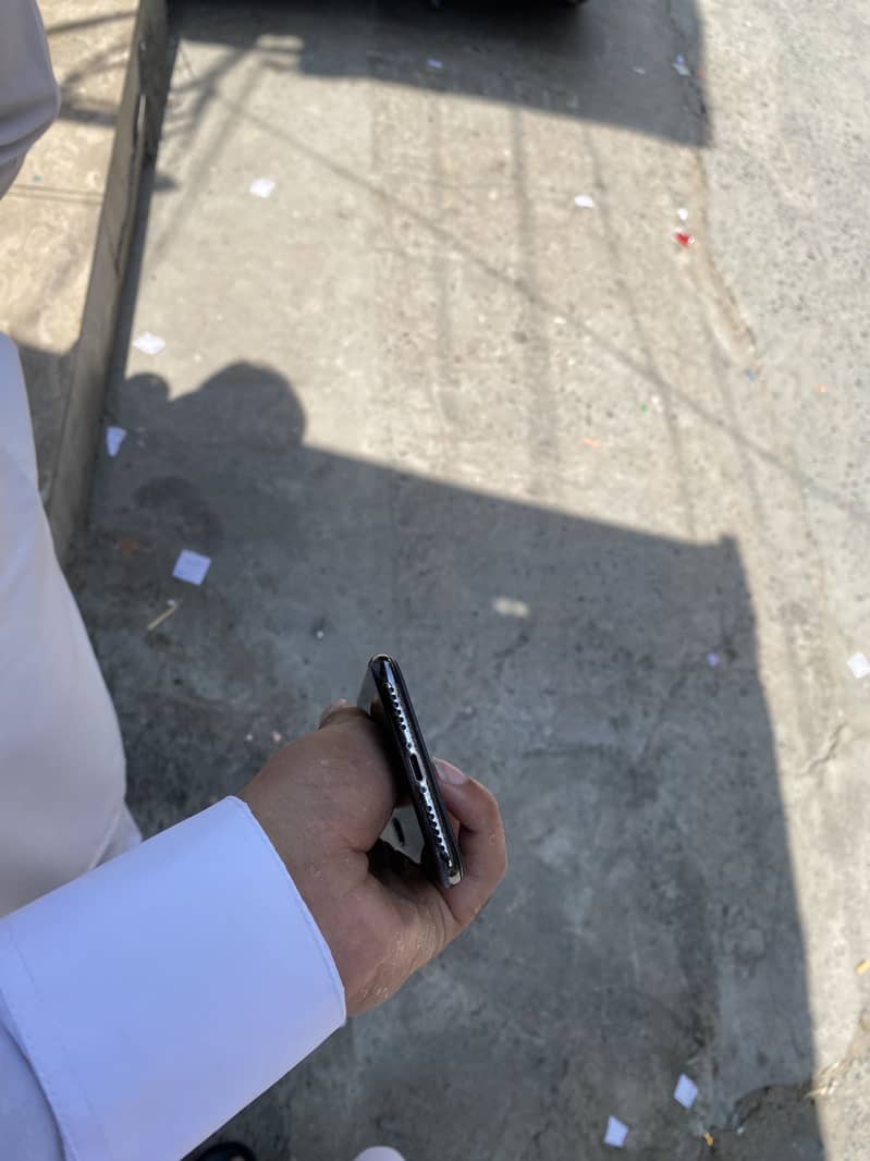 iPhone X 4
