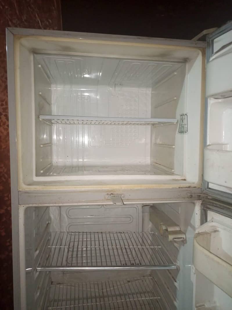 Fridge Dawlance 2