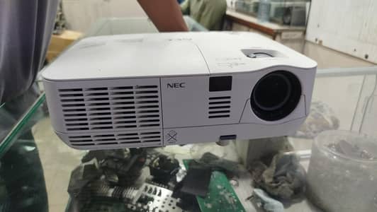 WE HAVE ALL KINDS OF PROJECTORS AVAILBLE IN DUBAI IMPORT 03152965654