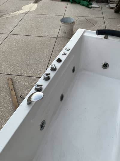 Bath tub