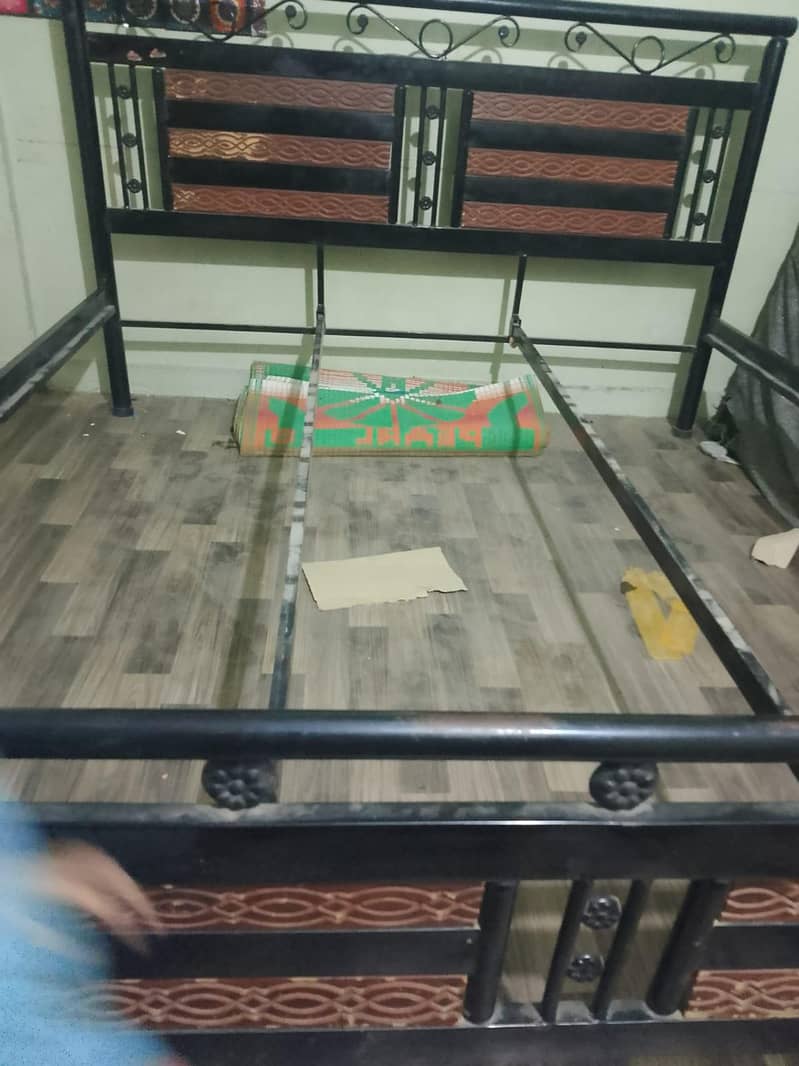 بھائی روم چھوٹا ہے اس وجہ سے میں سیل کر رہا ہوں چھ بجے کا 1