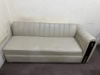 3 seater sofa 10/10 condition, leather finishing
