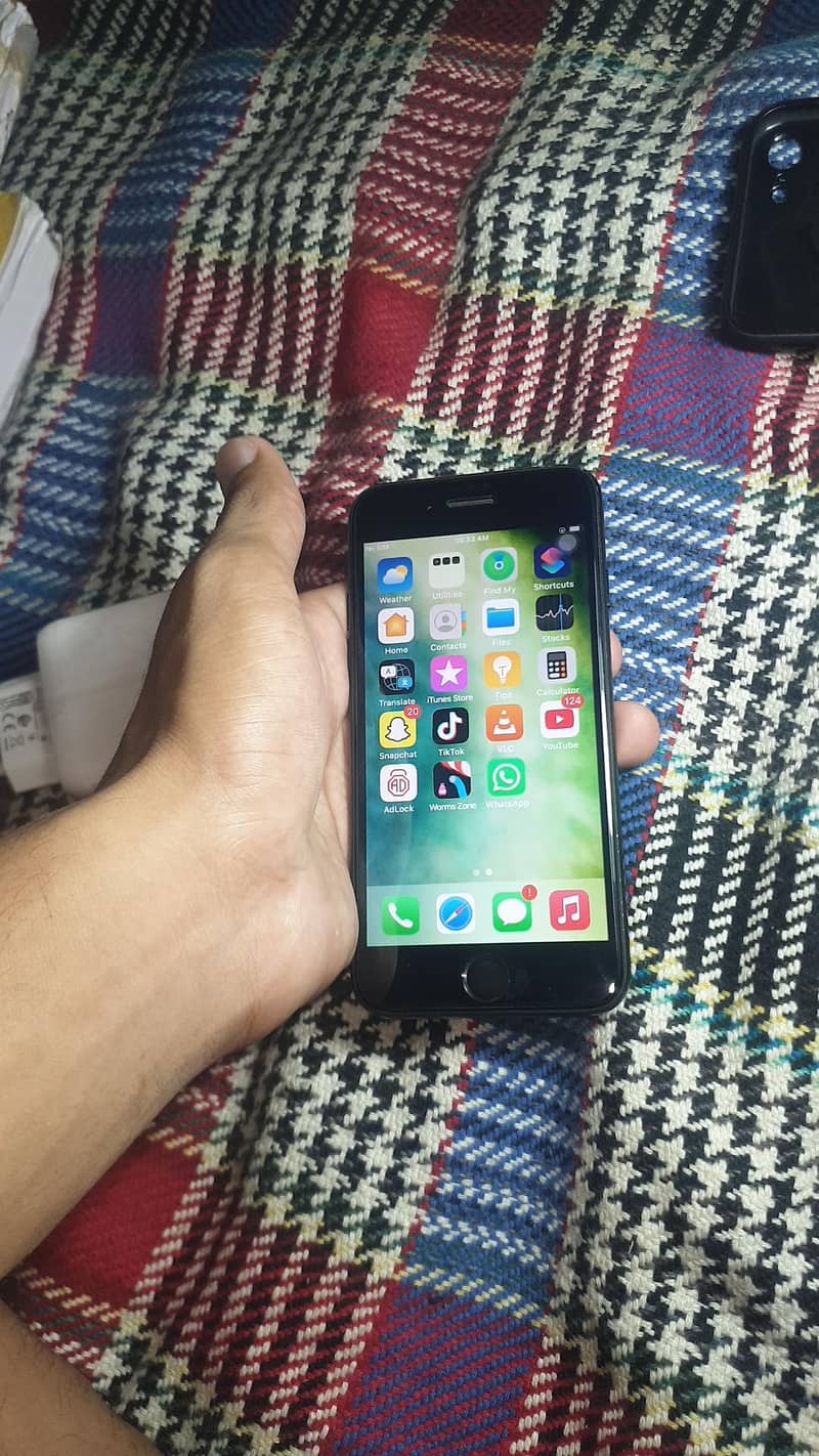 Apple iPhone 7 0