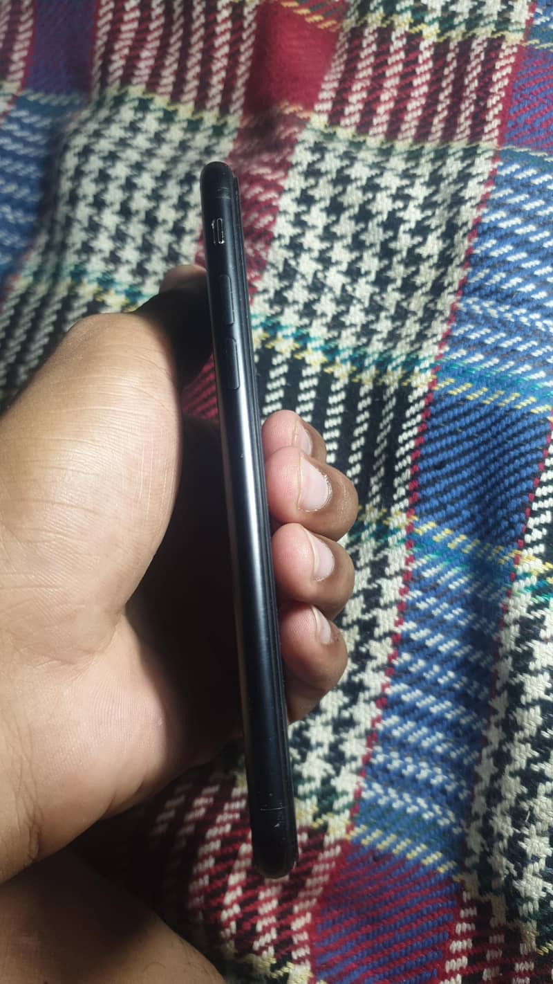 Apple iPhone 7 3