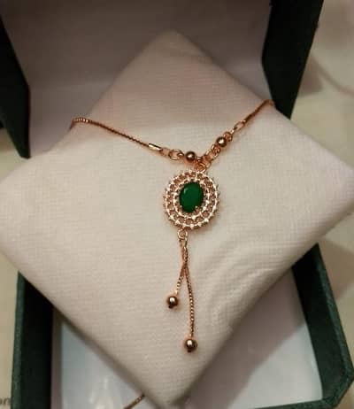 neckless green pendent