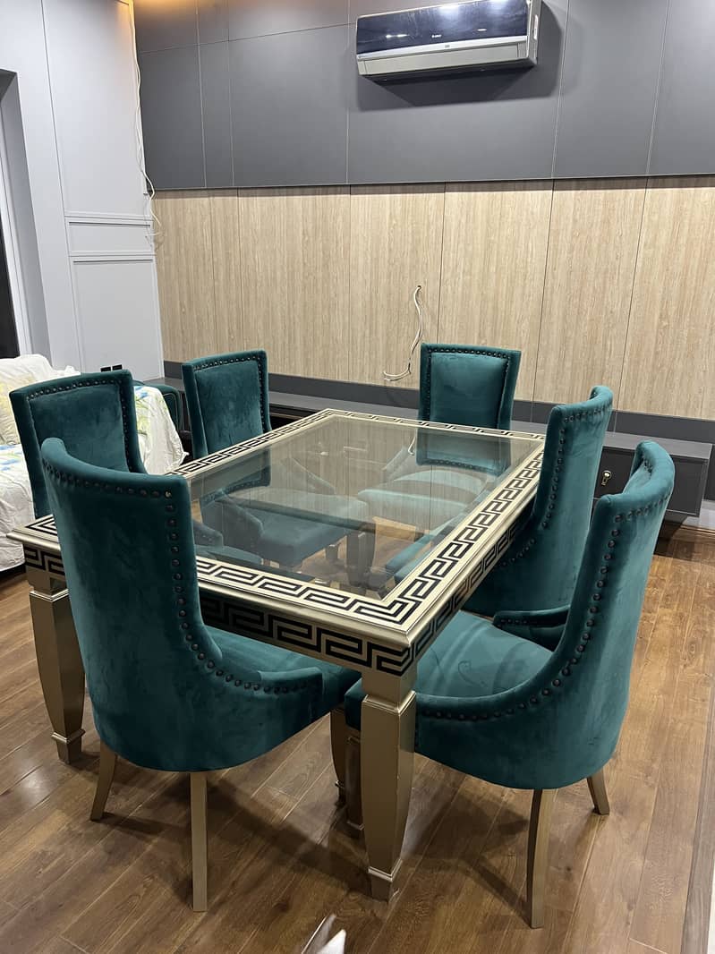 Dining table 0