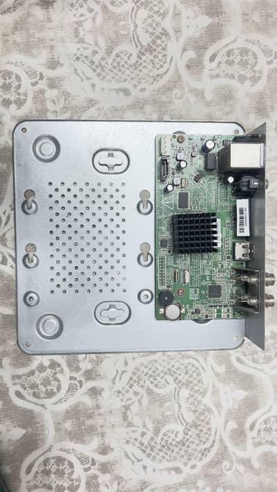 Hik vision dvr 4 channel 10/9 condition only 1 month used