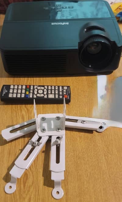 Infocus IN 114 XGA projector with remote 2700 ANSI Lumens