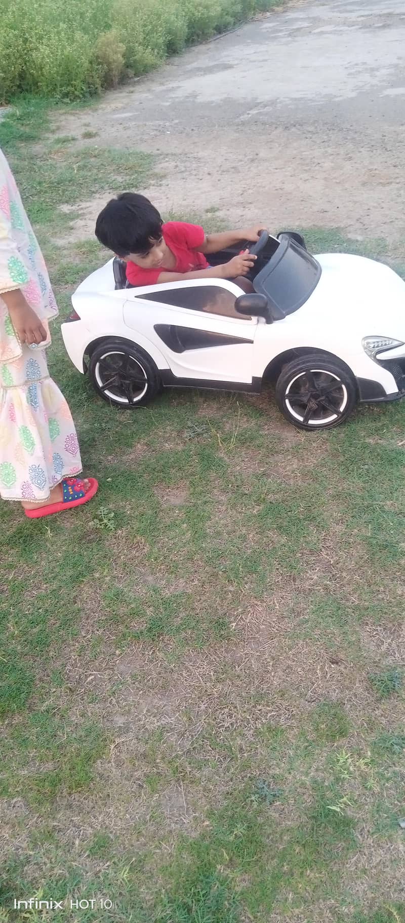 kids car available 3