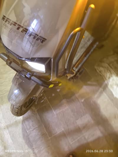 Crown Raftaar Pro white Just 2900kms used