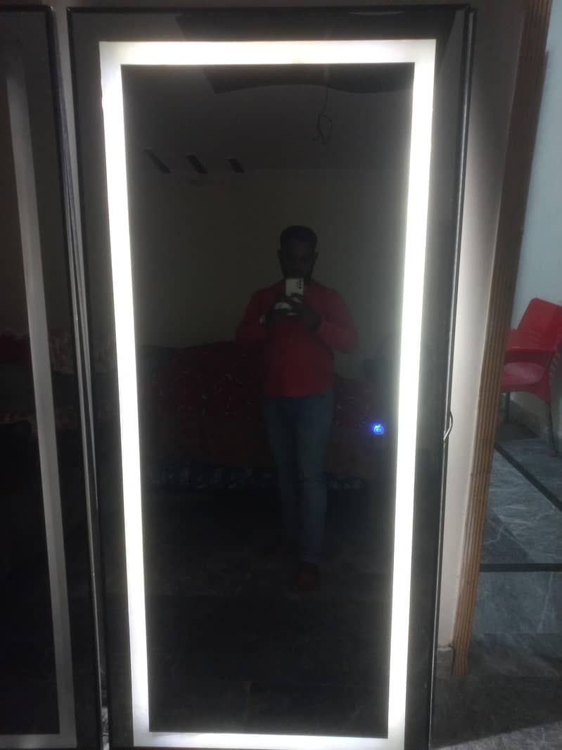saloon mirror 0